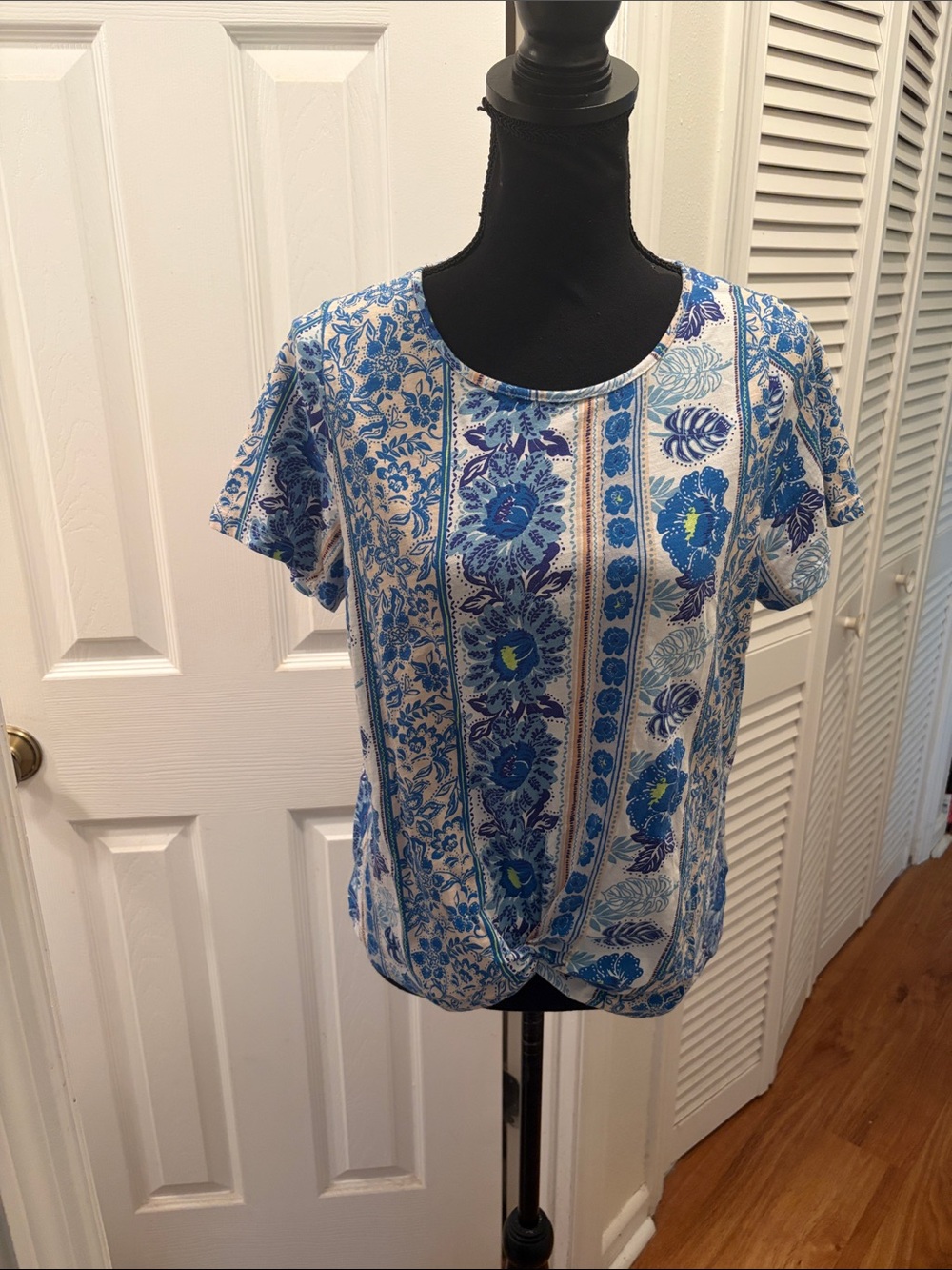 Stella Parker Island Collection Blue Floral Short-Sleeve Women’s Top